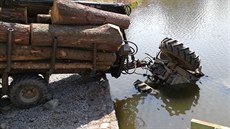 Traktorista sjel do rybníka u Mladé Vožice na Táborsku.