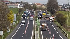 Hasii a policisté zasahují 16. dubna 2020 pi dopravní nehod na silnici I/13 mezi Teplicemi a Bílinou u Poviek, kde zemeli ti lidé. Dalího zranného odvezli záchranái do nemocnice.