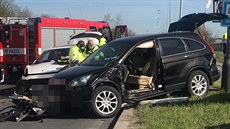 Záchranái oetili ti zranné po nehod dvou aut v Prmyslové ulici v...