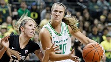 Sabrina Ionescuová (20) z Oregonu vyuívá clonu a uniká Lexie Hullové ze...