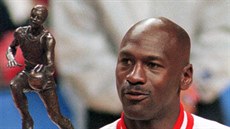 Michael Jordan z Chicaga ped zápasem NBA pebírá cenu pro nejuitenjího...