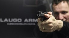 Spolumajitel eské firmy Laugo Arms a konstruktér Ján Luanský pedvádí pistoli...
