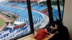 Noviná na prázdném stadionu v Tchaj-wanu