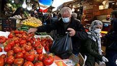Muž na trhu se zeleninou v hlavním městě Jordánska Ammánu (12. dubna 2020).