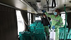 Pracovníci dezinfikují autobus v hlavním mst Jordánska Ammánu (12. bezna...