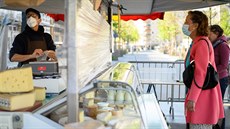 výcarský stánka prodává sýry za ochranou z fólie.