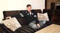 Pohodlná pohovka je dominantou obývacího pokoje a tmav� hn�dé provedení p�sobí...