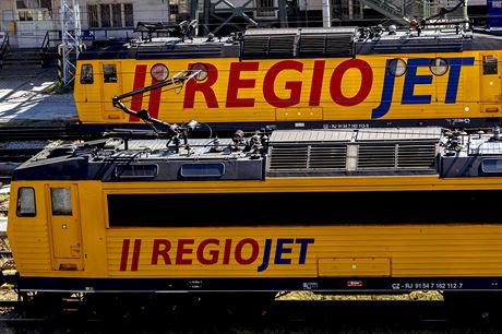 Vlaky RegioJetu jsou odstavené na Smíchovském nádraí v Praze. (22. dubna 2020)