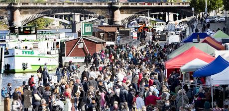 Farmáský trh na náplavce u Palackého mostu v Praze (25. dubna 2020)