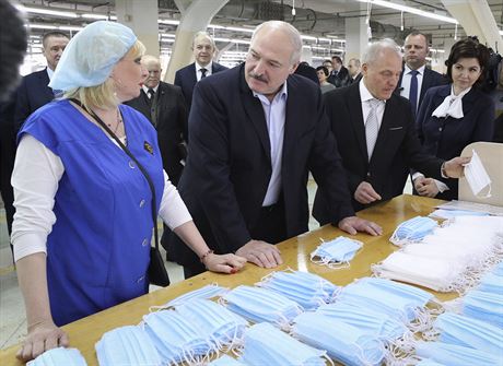 Bloruský prezident Alexandr Lukaenko mluví se zamstnankyní návtvy továrny...