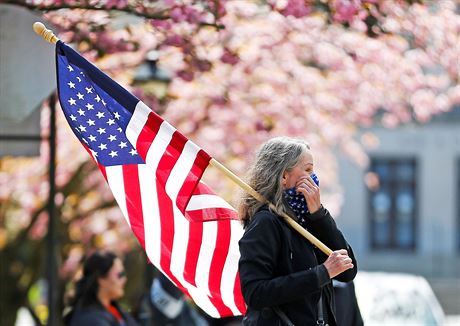ena s americkou vlajkou ve Washingtonu. (20. dubna 2020)