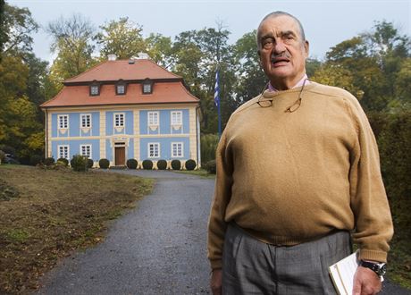 Karel Schwarzenberg ped zámkem Deví (22. íjna 2012)