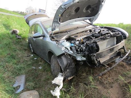 idi havaroval s osobním autem na okruní kiovatce na silnici I/11 u Hradce...