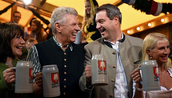 Bavorský premiér Markus Söder (vpravo) a mnichovský starosta Dieter Reiter na...