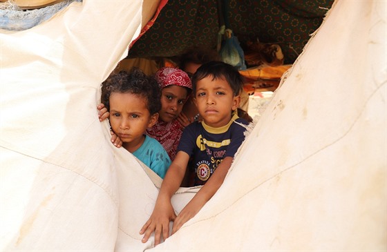 Děti v táboře pro vysídlené v Jemenu. OSN tvrdí, že většina jemenské populace...