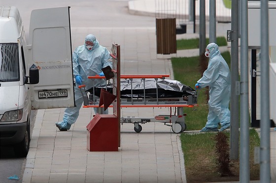 Zdravotníci z moskevské nemocnice odváejí obti koronaviru. (20. dubna 2020)