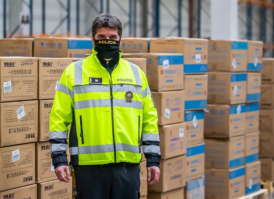 Policejní prezident Jan vejdar v centrálním skladu se zdravotnickým materiálem...