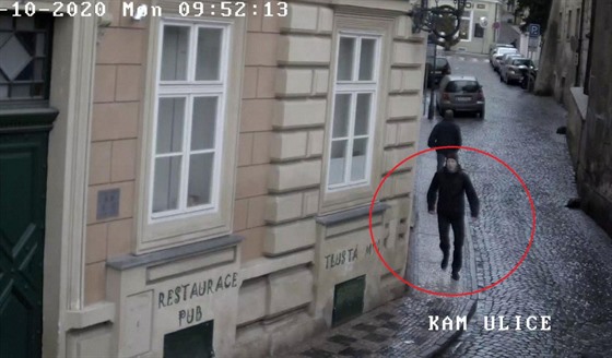 Tajemný kadeník zachycený na policejních kamerách.