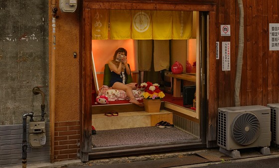 Japonská prostitutka ve výloze podniku v ósacké tvrti ervených luceren...