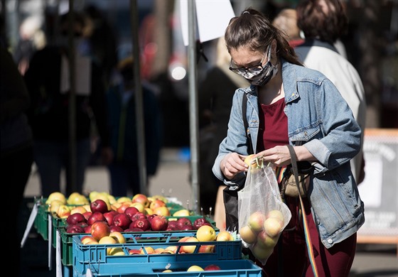 Od středečního rána mohou lidé nakupovat také na farmářském trhu na pražském...