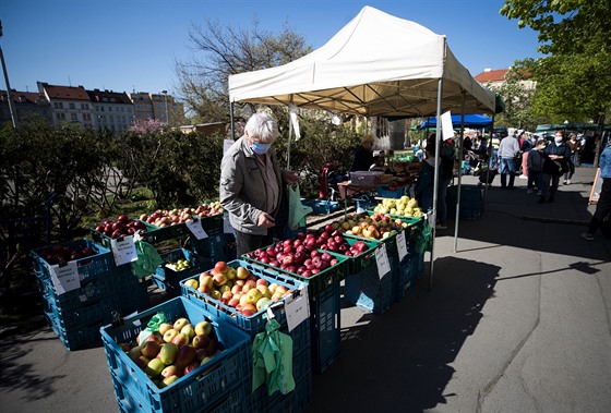 Farmářské trhy na pražském náměstí Jiřího z Poděbrad (22. dubna 2020)