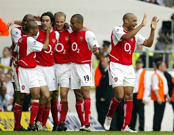 THE INVINCIBLES. Legendární mustvo Arsenalu v sezon 2003/04 prolo kompletním...