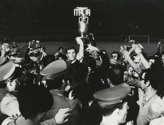 EURO 2020 | DĚJINY EURA. 1968: Hlavně nacvičit los! Když o finále rozhoduje  hod mincí - iDNES.cz