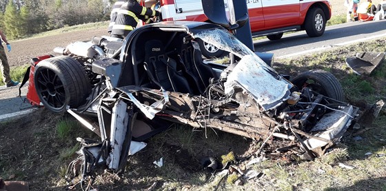 Řidič i spolujezdec byli po nárazu do stromu zranění. (22. dubna 2020)