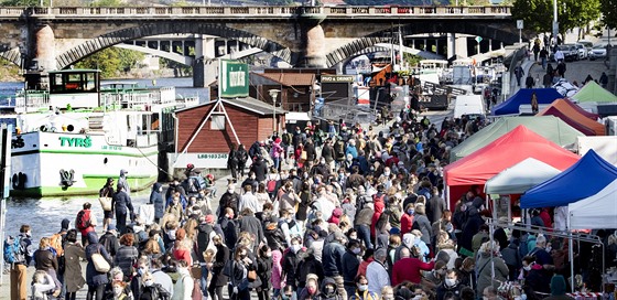 Farmářský trh na náplavce u Palackého mostu v Praze (25. dubna 2020)