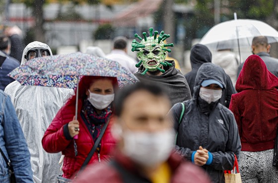 Herec v masce koronaviru prochází ulicemi Ankary v Turecku. (21. dubna 2020)
