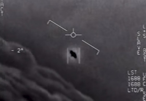 Snímky z videa zachycující UFO, které se Pentagon rozhodl zveejnit. (29. dubna...