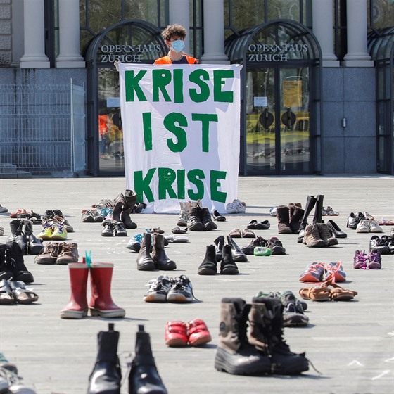 Krize jako krize, stojí na transparentu jednoho z ekologických aktivist ve...