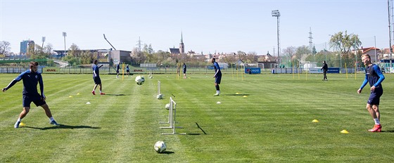 I takhle vypadá trénink profesionálních fotbalist bhem pandemie koronaviru....