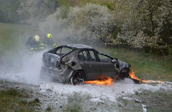 Dohašování vozu po nehodě v Albrechticích. (26. dubna 2020)