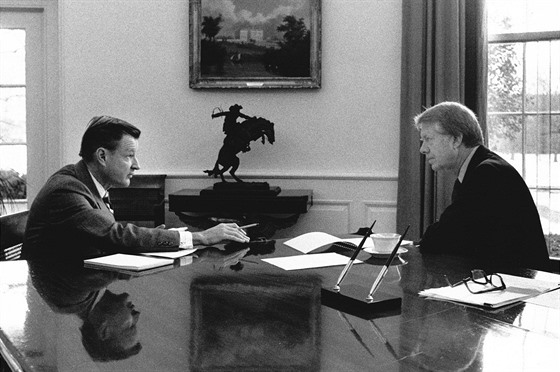 Americký prezident Jimmy Carter (vpravo) a Zbigniew Brzezinski při jednání  v...