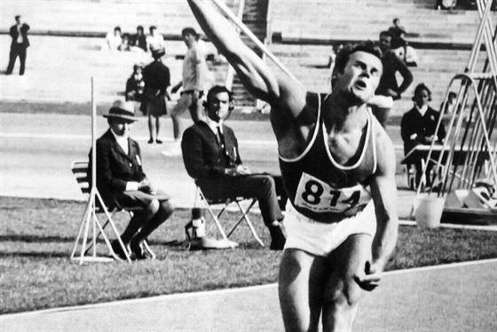 Janis Lusis pi zlatém závodu na olympijských hrách v Mexiku v roce 1968.
