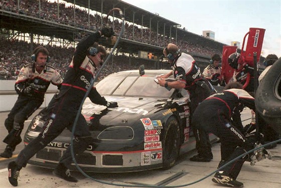 Dale Earnhardt u mechanik na snímku z roku 1995