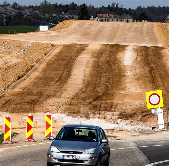 Stavba dálnice D11 mezi Hradcem Králové a Jaromí. Zaátek severní tangenty se plánuje poblí D11 na okraji Hradce v Plotitích (16. 4. 2020).