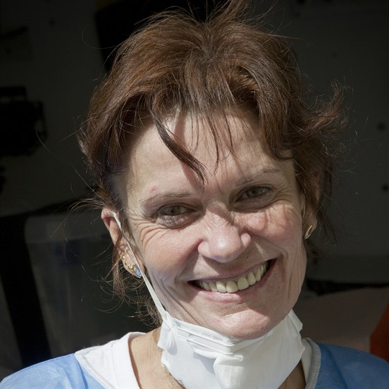 Zdravotní sestra Jana Barbora Boučková odebírá vzorky na koronavirus. (15. 4....