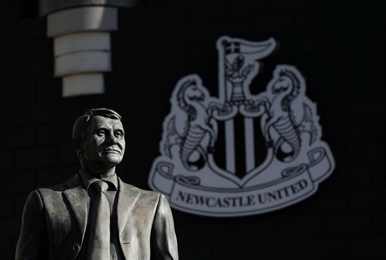 Pohled na sochu Bobbyho Robsona ped stadionem fotbalového klubu Newcastle...