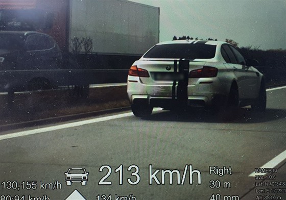 Na dálnici D35 u Olomouce policisté v pátek odpoledne změřili řidiče, který jel...