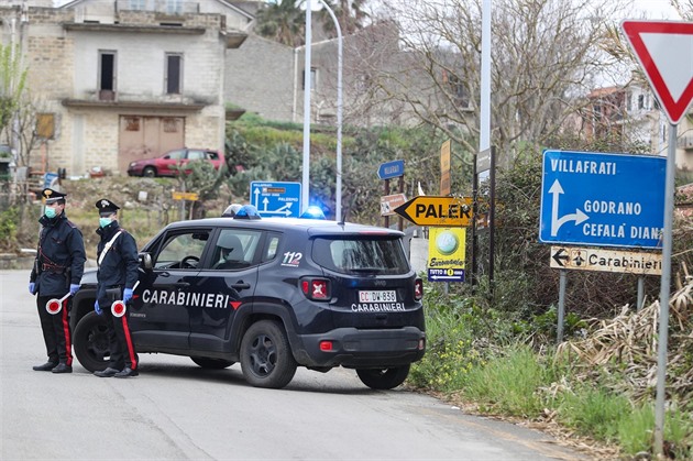 Po nehodě na italské dálnici A23 jsou desítky raněných, tvořily se kolony