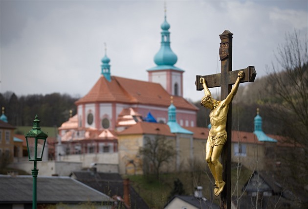 Hákové kříže na oltáři i zdi. Vandal poničil poutní místo v Horní Polici
