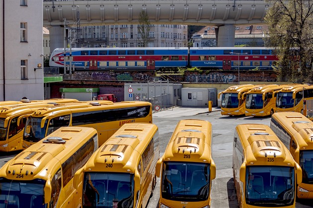 Autobusy na pražské Florenci budou muset pod zem. Přednost má vlak