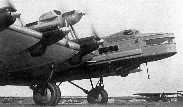 Obří sovětský letoun pro agitační letku srazila z nebe stíhačka. Omylem