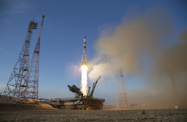 Progress přivezl na ISS dvě tuny nákladu i připomínky sovětského vítězství
