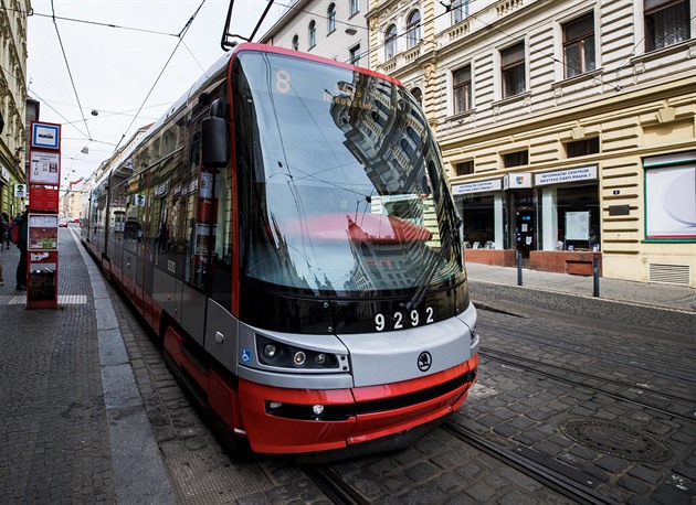 Tramvaj v pražském Karlíně usmrtila seniora, provoz byl přerušený