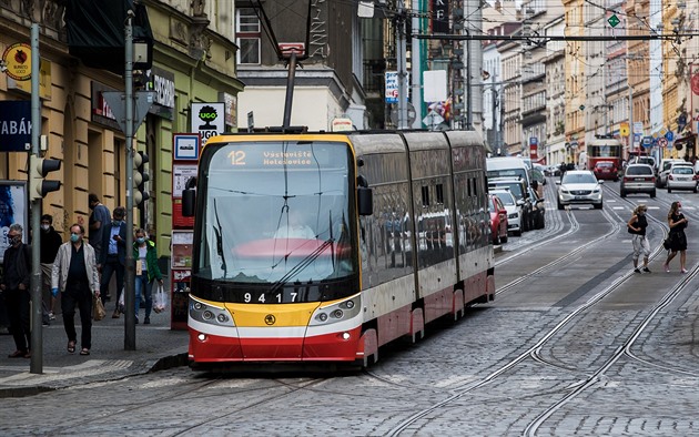 Porucha trakčního vedení přerušila provoz tramvají v Holešovicích