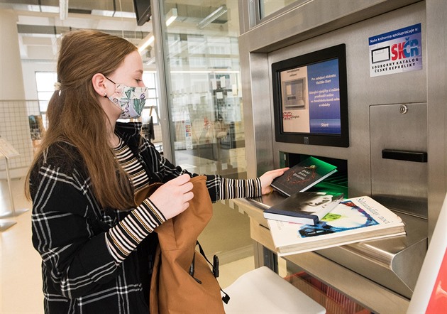 Ve Zlín mají tenái monost vrátit zapjené knihy pes automat. (28. dubna...