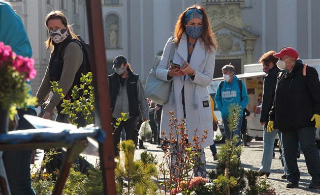 Opava, 22.4.2020, Farmáské trhy, které byly povoleny po uvoování karanténích...